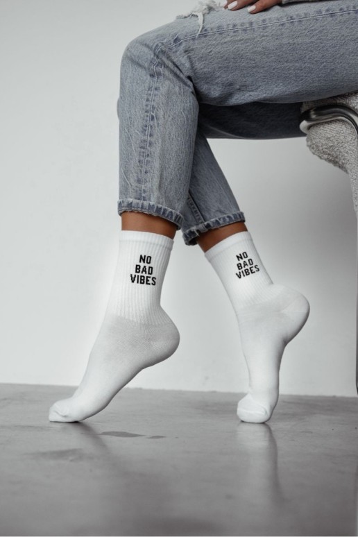 Moteriškos kojinės su užrašu „NO BAD VIBES“ baltos