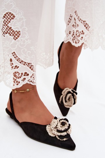 Moteriškos balerinos basutės su zomšos dekoracijomis, juodos, gardenijos spalvos